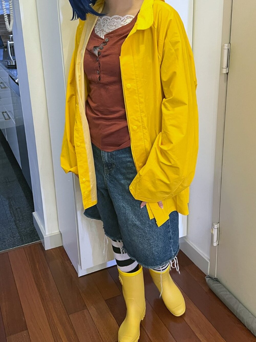 Coraline Costume Yellow Raincoat Boots Size 37 Striped Tights Necklaces Wig Set